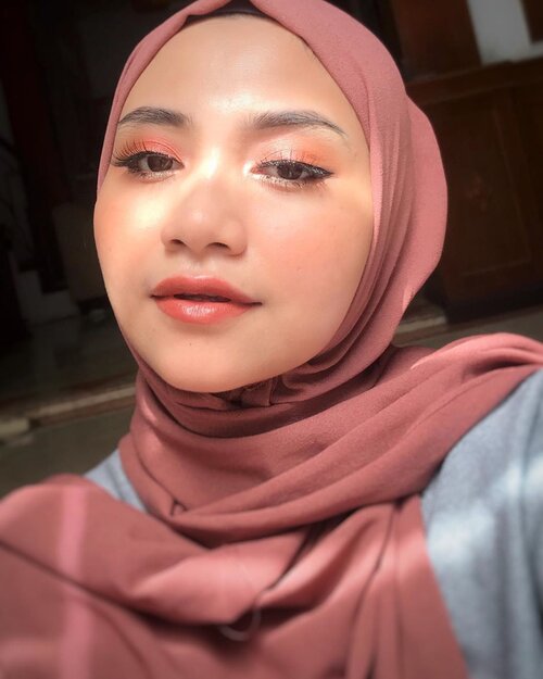 #makeupYOUaja, lagi suka banget pakai eyeshadow simple kayak gini, di foto ini aku pakai shade terbaru The Simplicity eyeshadow quad yaitu Shade 06 Fresh (slide foto pertama ) dan shade 05 Glam (slide foto kedua), warnanya cantik cantik banget, dan kepakek banget loh, dan bagusnya dia pigmentasinya Oke , ngeblendnya juga gampang, apalagi liat packingmya Hemm kudu wajib dibawah ke dalam pouch makeup kita, kecil mungil gak makan banyak tempat 💕💕..Untuk shade 06 Fresh ini dia lebih ke pink gitu gitu beb, hasilnya lebih ke sweet gitu dan sesuai namanya hasil look keliatan fresh, menurut aku, dan Shade yang 05 Glam, sesuai namanya lebih ke Glam gitu, bikin eyelook agak gelap sebenarnya juga lebih  oke tapi aku pengen hasil natural jadi bikin eyelooknya juga natural yah kan , dan warna matte coklat darknya lebih gelap lagi yang dipunya di shade 05 Glam jika dibandingakn dengan 06 Fresh,,, pokoknya  kedua shade terbarunya jempol semua 😍😍..Untuk produk detailnya, aku bakal up video pakai ke dua eyeshadow ini beb, jadi tungguin 😘..@youmakeups_id @jdid @thesimplicity_id #makeupYOUaja #YOUmakeups #Thesimplicityid #YOUxJDID