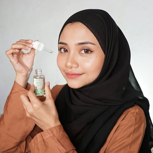 Uda lama banget pengen share ini,, YEAHHHHH produk terbarunya @npureofficial lagi, ..N'pure Essence Centella ,  Essence yang melembabkan sekaligus mencerahkan kulit, kandungan :.💦Centella Extract yang membantu memberikan kelembapan pada kulit .💦Salicylic Acid & Mixer fruit membantu merawat kulit berjerawat.💦Milk Protein yang memberikan kehalusan dan kelembutan kulit..Packing nya seperti biasa yah selalu Gemesin,,,,,Dan Essencenya ini gampang banget di apply di wajah, gak lengket dan ringan banget, buat temen teman yang selalu nanya beli produk npure dimana ? Langsung aja cek instagram @npureofficial , jangan lupa pakai Kode aku Uswhaaapurebestie buat dapat diskon 10%..#purebestie #Npure #clozetteid