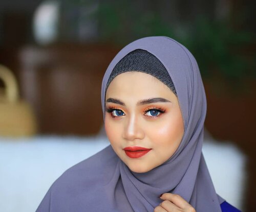 Sedikit dempulan , muka saya berubah lagi, ia kan ?? ☺️..Do you need tutorial ??.@cerita.cantik , @buat.cantik #livingcoral2019 @bunnyneedsmakeup @tutorialmakeupkece @indobeautygram @wakeupandmakeup @tips__kecantikan @makeuptutorialindo@indobeautysquad @beautybloggerindonesia...#likeforlikes #valentinemakeup#instadaily #ootd #instamakeup #biodermahydrabio#makeup #instamakeup #toptags @top.tags #cosmetic #cosmetics #likes #concealer  #eyebrows #lashes  #beauty #beautyantusiat #beautybloggermakassar #beautybloggerindonesia #makassar #pixycushionmakassar #brushfocallure #socobox #Uswahmakeuptutorial  #Clozetteid #pixycushionmakassar #cushionpixymakeitglow #makeupforbarbie #makeupaddict #makepgirlz