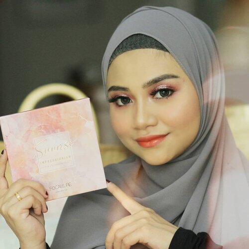 ::Abis nyobain eyeshadow Focallure Sunrise Impressionism , Mau teriak sakink bagusnya... 💞 Siapa yang Uda nyobain juga ?? ::.."Abaikan lipstik Gotiknya 😬"...#focalluresunriseimpressionism @cerita.cantik , @buat.cantik #livingcoral2019 @bunnyneedsmakeup @tutorialmakeupkece @indobeautygram @wakeupandmakeup @tips__kecantikan @makeuptutorialindo@indobeautysquad @beautybloggerindonesia.#likeforlikes #instadaily #ootd #instamakeup#makeup #instamakeup #toptags @top.tags #cosmetic #cosmetics #likes #concealer  #eyebrows #lashes  #beauty #beautyantusiat #beautybloggermakassar #beautybloggerindonesia #makassar #pixycushionmakassar #brushfocallure #socobox #Uswahmakeuptutorial  #Clozetteid #pixycushionmakassar #cushionpixymakeitglow #makeupforbarbie #makeupaddict #makepgirlz #makeupkekampus