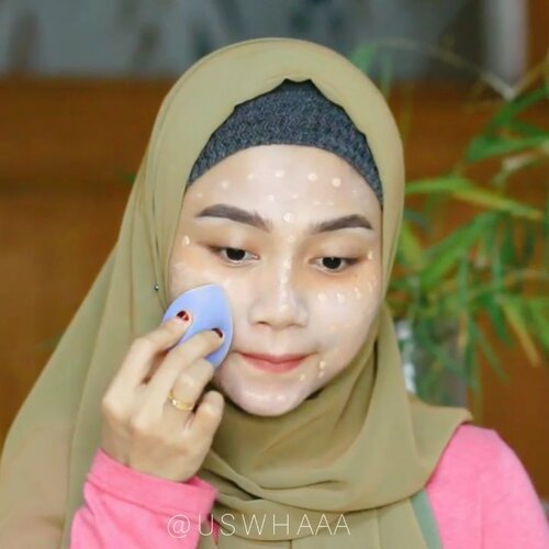 "Colour cream Concealer for a complite makeup Correction" .Jadi ini fungsi concealer warna yang sesuai dengan fungsinya masing" disini aku pakai concealer Cream @makeoverid yang satu palatte gini lengkap, harganya juga terjangkau dan mudah di dapatkan........•orange , untuk menutup mata panda /area yang gelap•light green , untuk menyamarkan tone warna kulit yang tidak merata •light purple , untuk memberikan efek cerah pada kulit kusam •Beige , untuk menyamarkan bekas jerawat•Light beige , untuk highlight..Dengan begitu temwn-tan bisa mudah mengaplikasikan makeup, .Semoga bermanfaat !!!.. setelah mengguankan concealer Cream yang tadi  lanjut ke foundation @makeoverid @cerita.cantik , @buat.cantik #livingcoral2019 @bunnyneedsmakeup @tutorialmakeupkece @indobeautygram @wakeupandmakeup @tips__kecantikan @makeuptutorialindo#likeforlikes#instadaily #ootd #instamakeup #biodermahydrabio#makeup #instamakeup #toptags @top.tags #cosmetic #cosmetics #likes #concealer #foundation  #eyebrows #lashes  #beauty #beautyantusiat #beautybloggermakassar #beautybloggerindonesia #makassar #pixycushionmakassar #brushfocallure #socobox #Uswahmakeuptutorial  #Clozetteid #pixycushionmakassar #cushionpixymakeitglow #makeupforbarbie #makeupaddict #makepgirlz