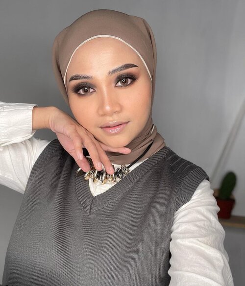 Hollywood makeup look inspired @fauziaahanum 💕, bajunya yang gak hollywood 🤭..#hollywoodmakeup #makeuptutorial #makeupindonesia #uswahmakeuptutorial #clozetteid #beautybloggers #smokeyeyes