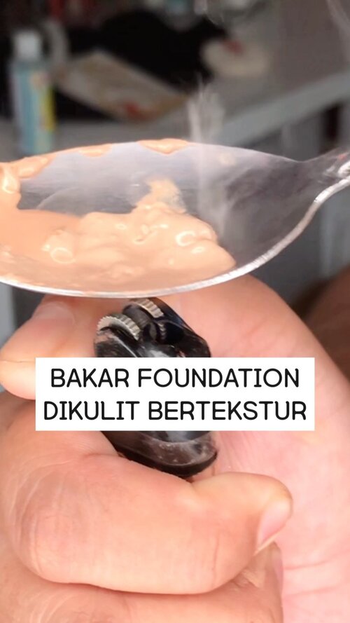 Hi beb, maksud aku tehnik bakar” foundation yah beb bulan dikulit langsung loh yah 😬, oia, awalnya aku bingung sih kulit bertekstur mau diapakan secara foundation aku pas passan semua , maksud aku yah dalam segi coverage kurang gitu kan buat nutup bekas jerawat n teksturnya ,,, Cuman kefikiran bakar fondi yang lagi ngetrend sekarang , jadi dehhh coba kayak gini..... Disini aku pakai  foundation liquid focallure + catrice all matte foundation + cream concealer catrice...... Kagetnya langsung nyatu dan nempol gitu loh beb, apa yah bahasanya itu kayak foundationnya langsung kayak melekat masuk gitu ketimbang hanya campurin satu-satu...... terus coveragenya juga mantap , nutup Aku sih suka tehnik bakar-bakar gini buat bikin foundation matte , foundation jadi menyatu  gitu n hasilnya bagus dikulit berteksturSemoga kalian suka yah videonya, jangan lupa dilike & share yah..... Thankyou 😘.#tehnikbakarfoundation