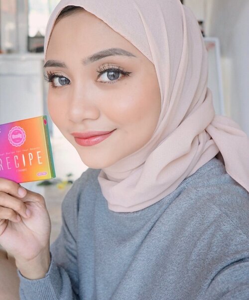 Jujur belum bisa move on dari soflens recipe , warna yang aku pakai disini  Wine Blue, natural banget yah kan 💕..#soflensrecipe @ragam_kecantikan @cerita.cantik @indobeautygram#makeovertransferproofmattelipcream #socobox #soco #makeuptutorialindonesia #toptags @top.tags #cosmetic #cosmetics #likes  #foundation #beauty #beautyantusiat #cccushion #beautybloggerindonesia #makassar #contentcreator #Uswahmakeuptutorial  #makeuppemula #makeupaddict #makepgirlz #beautycontentcreatormakassar #beautybloggerindonesia #clozetteid