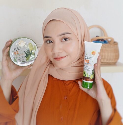 “ N’pure Cactus Aloe vera 92 shooting gel with Lemon Beads “——————————————————————————————-Shooting gel ini manfaatnya banyak banget deh ,  termasuk skincare favorit aku karna serba bisa...1. Bisa jadi moisturizer sebelum makeupan, dan pasti bakal bagus jadinya makeup nempol2. Bisa Melembabkan seluruh bagian tubuh3. Bisa Menenangkan kulit kemerahan4. Bisa merawat rambut rusak5. Bisa sebagai sleeping mask6. Bisa merawat kuku dan kaki yang oecah-pecah 7. Bisa menutrisi kulit 8. Bisa mengatasi mata panda.Karna ada kandungan :1. Cactus extract , opuntia ficus (priclly pear oil) sebagai beauty oil karna mengandung Vit E Tertinggi untuk hydrating & anti anging2. Lemon Extract , membantu mencerahkan kulit3. Aloe Leaf Juice, sebagai pelembab dan menenangkan kulit ( kemerahan sunburn & mata panda)4. Niacinamide +Provit B5 , penyeimbang kelembapan kulit cocok untuk yang berjerawar..✅pareben free✅Alcohol free✅SLS FREE✅mineral oil free.Ada dua kemasan yah ini yang tube 100ml bisa dibawah saat traveling guys, yang 300gr isinya lebih banyak 💕.Kalian uda perna coba juga belum ??.#purebestie #npure #aloevera #localbrandindonesia #skincarenatural #clozetteid