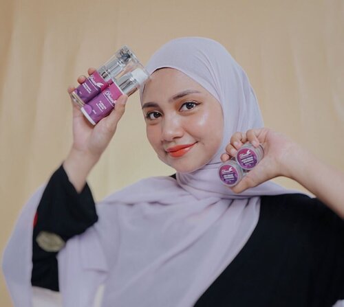 Setelah seminggu pakai rutin skincare whitening Series Dnars @dnarsindonesia , secinta itu , di aku bagus banget secepat itu perubahannya , apalagi ini aman buat ibu hamil dan ibu menyusui 😍.Warna kulit wajah aku mulai rata, flek memudar dan kenyal pulakkk, satu lagi bikin glowing 💞.Untuk ingredientsnya ini kenapa aku bilang aman karna  dibuat dari bahan alami dan bahan kimia, Meskipun ada bahan kimianya, Tapi Bahan kimianya ini merupakan bahan kimia yang tidak berbahaya dan sesuai dengan daftar bahan baku yang sudah diperiksa oleh Badan POM pada saat proses notiﬁkasi produk sehingga aman untuk digunakan. Bahan alaminya juga ada Niacinamide, Aloe Barbadensis Leaft Exctract dan masih ada lagi. ..Dan gak ketergantungan dan gak ad detoks  beb pakai ini, kalo di aku sih ini beneran gentle banget sih bikin wajahku putih, dan kenyal , tapi untuk produk Whitening seriesnya ini gak cocok buat yang berjerawat yah, soalnya ada produk khususnya, ini cocoknya buat yang tipe kulitnya normal kayak aku. ..Untuk lebih detailnya kalian bisa baca review aku diblog , linknya ada di bio langsung klik aja beb, Thankyou 😘..Thankyou @beautybloggerindonesia #BBIxDnars #dnarsindonesia