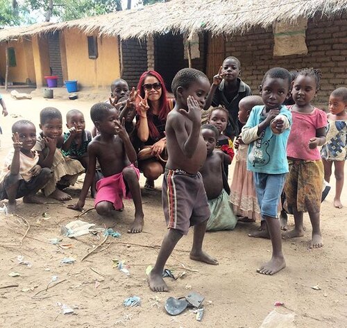 Fun loving memory with these African kids... I hope I can come back again to Africa, a place that teach me so many good things n value in life.... ❤️❤️❤️❤️
.
.
.
#throwback #holiday #africa #malawi #holidayafrica #cathainafrica #africankids #travel #traveler #travelgram #instagram #instatravel #traveldiary #indonesianlivinginbangkok #starclozetter #clozetteid