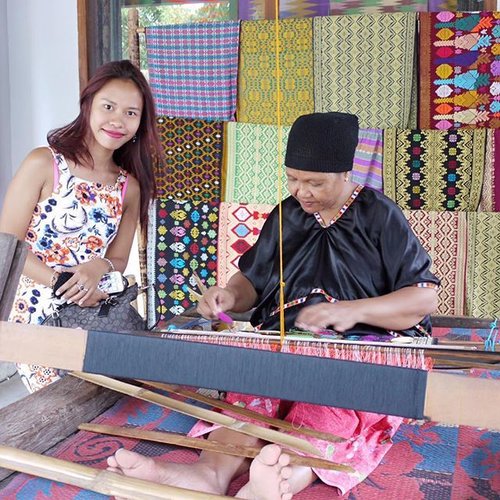 Throw back Lombok at Desa Tenun Sukarara (Traditional hand weaving village) ❤️ #cztravelstory #blogger #fblogger #lombok #desasukarara #handweaving #tbt #traveller #travelgram #travelblogger #ClozetteID #StarClozetter #indonesia #wonderfulindonesia #indonesiatraveler #indotravellers