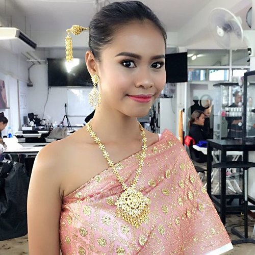 Sawadee khaa 🙏
From the scholl yesterday 😍

I'm ready to get married again Pak @maxzieren 😝❤️ MUA : Christine

#blogger #scandinavianmakeupacademy #bangkok #thailand #makeup #asianbridal #bridal #thaibridal #instabeauty #starclozetter #clozetteid #indonesianlivinginbangkok #makeupartist