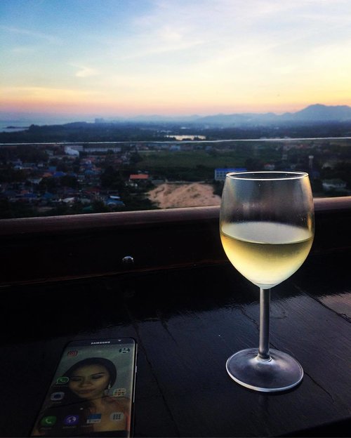 Good wine, good life ❤️🍷 #blogger #indonesianlivinginbangkok #like4like #instagram #wine #starclozetter #huahin #chaam #thailand #clozetteid #holiday #weekend #saturday #goodwine #goodlife