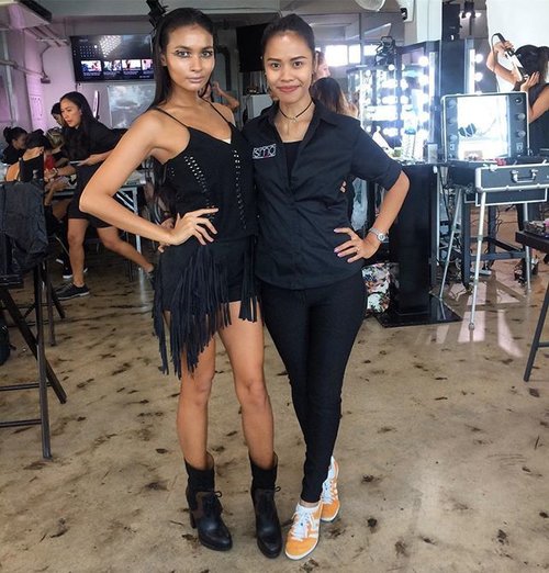 From yesterday... Nggak pernah mimpi buat makeup'in salah satu top model Thailand, and here I am... Not only standing next to her but I did makeup on her ❤️😘😍 Pengalaman pertama yg berkesan, shes so humble and beautiful 😍

#blogger #makeup #backscene #photoshoot #fashionphotography  #scandinavianmakeupacademy #bangkok #thailand #muaindonesia #internationalmakeupartist #asia #jakarta #indonesia #clozetteid #starclozetter #like4like #makeupjunkie #fashion #model #indonesianlivinginbangkok #makeupartist