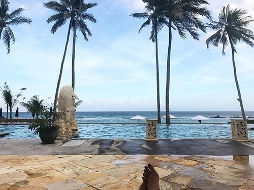 Chill by the pool after long hour drive 😌🍷
.
.
.
#travelgram #traveler #travel #instaholiday #instagram #travelblogger #bali #candidasa #indonesia #wonderfulindonesia #starclozetter #clozetteid #indonesianlivinginbangkok #holiday