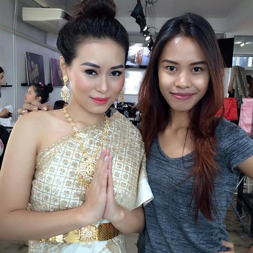 With my beautiful Thai bride 😍

MUA : @cathrine_zie 😁

Satisfy with my makeup work today ❤️ thanks to @scandinavianmakeupacademy team for teaching us patiently 😘

#blogger #beautyblogger #instabeauty #indonesianlivinginbangkok #starclozetter #clozetteid #makeupartist #makeup #thaibride #thaibridal #makeupjunkie #asianbridal #bangkok #thailand #jakarta #indonesia #muaindonesia #bridalmakeup