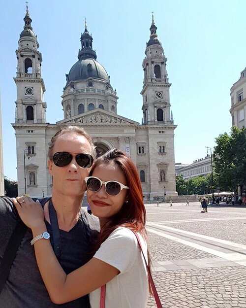 Hello from St. Stephen Basilica Church ❤️ Cuaca hari ini panas nya sangat maksimal, first stop today gereja Katolik terbesar di Budapest, luarnya sudah luar binasa... Dalam nya apalagi 😍😍 pssst!! Nanti malam saya akan datang ke Classical music show inside the church 😁 yah itung2 absen kan udah lama ga ke gereja 😂😁😜 #blogger #travelblogger #beautyblogger #holiday #cathrinezieholiday #loveisintheair #budapest #ststephensbasilica #hungary #starclozetter #clozetteid #indonesianlivinginbangkok #travelgram #likeforlike