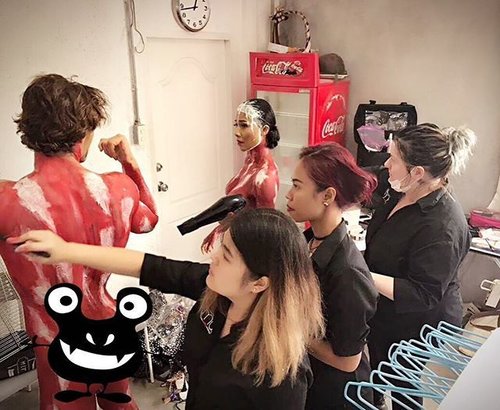 Nothing can beat the excitement working with wonder team and wonderful concept ❤ 
Sorry cos I'm gonna spam more photos from the Librodo&Johansen workshop in Bangkok today 😉❤ More crazy photo will come 😉❤ #makeup #makeupartist #fantasymakeup #fantasyconcept #wonderteam #teamwork #scandinavianmakeupacademy #clozetteid #starclozetter #bangkok #thailand #workshop #crazymakeup #indonesianmakeupartist #indonesianlivinginbangkok