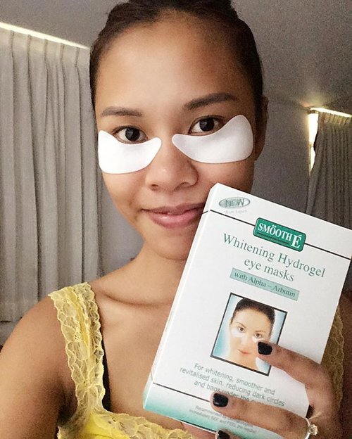 In love with this eye patch from @smoothe_th, too much in front of laptop/tv/on the phone can give you tired looking and dark circle around under eyes area and this eye patch can reduce dark circle in a very easy way.. Well,  I also having a big problem with those area😞 so glad now I find this product, very easy to use, only max 20 minutes you can have fresh look again. 
#blogger #beautyblogger #beautyreview #starclozetter #clozetteid #eyepatch #fbloggers #indonesianlivinginbangkok #indonesianbeautyblogger