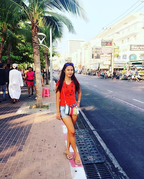 Hello from the boulevard of Pattaya beach road 😉 I went to Pattaya before but not in this area. Its pretty nice walking along the boulevard, seeing people from many country with many style 😂 I can't explain you but you will understand once you are here 😝 
#blogger #traveler #travelgram #travelblogger #czXpattaya #cztravelstory #pattaya #thailand #clozetteID #StarClozetter #indonesianlivinginbangkok #like4like #indotravellers