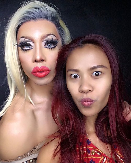 Guess whos coming to my school today? Its the one and only @panginaheals, been ages I follow his Instagram n adore his work! He is queen of the drag queen in Thailand,  I couldn't believe when first time I saw him and know that he gonna teach us for a drag queen makeup 😱😱😱 today is the day... thank you so much Pang for coming and share ur awesome makeup 😍

Thank u so much too for the coolest school in Asia @scandinavianmakeupacademy to make my dream come true ❤️🙏🌞🔥 #indonesianlivinginbangkok #starclozetter #clozetteid #dragqueen #dragqueenmakeup #panginaheals #scandinavianmakeupacademy #bangkok #thailand #asia #instamakeup #mua #muaindonesia #makeup #toocoolforschool