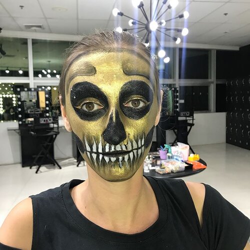 Do it like a pro 🖤👻💀
.
.
.
Model : @milagekkon .
Instructor : @makeuphilde
.
.
.
.
#throwback #skullmakeup #practicemakesperfect #makeup #fantasymakeup #crazymakeups #instamakeup #makeuplover #makeupfreak #makeupartist #halloweenmakeup #mehron #kryolanmakeup #indonesianmakeupartis #like4like #indonesianlivinginbangkok #bangkok #thailand #facepainting #art #makeupartistry #starclozetter #clozetteid