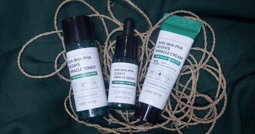 Kurang lebih dua minggu ini aku lagi rutin pakai @somebymi.indonesia - 30 days AHA, BHA, PHA ini karena aku mau fokusin untuk menghilangkan bekas jerawat.. Dan aku stop skincare routine aku, dan aku cuma menggunakan 3 produk ini sajaSo far sejauh ini masih aman-aman aja, walaupun aku agak gak cocok sama Tea Tree, untuk produk ini sih masih oke..••Dia ini memang bikin eksfoliasi kulit, tapi masih ditahapan wajar karena gak bikin kulit mengelupas kayak "ular ganti kulit" Aku suka sama produk ini karena memang bikin kulit aku menjadi lembab guys, gak kayak produk eksfoliasi sebelumnya yang aku pernah pakai.. Produk ini gak bikin kering sama sekali! 😍••ada yang mau review lengkapnya gak? kalau mau, nanti ku buatkan reviewnya di blog ya 💓Have a nice day 🌞#tachareview #ahabhapha #eksfoliasikulit #koreanskincare #clozetteid #bloggerindonesia #BloggerVloggerIndonesia #beautyvloggerbandung