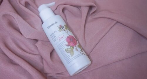 Karena pada kepo sama produk cleanser yang aku pakai.. Nih, aku kasih tahu kalian 😊
•
•
Jadi, aku lagi pakai PETAL SPA OIL TO FOAM @mamondeindonesia 🌺
Tapi aku pakai ini sesekali aja sih gak setiap hari, aku pakai ini ketika aku males buat double cleansing 😂 Seperti yang kalian tahu kalau aku pengguna 10 Step Skincare 😁😁
Aku ada malesnya juga loh kadang, makanya aku milih produk ini untuk aku gunakan disaat males buat double cleansing
•
•
1. Wanginya tuh enak super bikin calming
2. Teksturnya oil jadi gampang buat bersihin wajah
3. Lama-lama berubah menjadi foam
•
•
Produk ini ada minusnya maka dari itu gak aku pakai setiap saat karena untuk di jenis kulit kering kayak aku, setelah penggunannya tuh bener-bener bikin kulit kering dan kayak ketarik gitu gengs! 
Tapi kalau kalian punya kulit  oily, aku sangat rekomendasikan produk ini buat kalian🌺🌺
•
•
Next review akan aku bahas di blog aku, tunggu aja ya guys 💓💓
#MamondeIndonesia #clensingoil #cleansingfoam #clozetteid #skincare #ccchanel #reviewtacha