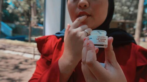 𝐄𝐋𝐒𝐇𝐄𝐒𝐊𝐈𝐍 - 𝐋𝐈𝐏 𝐒𝐔𝐆𝐀𝐑 𝐒𝐂𝐑𝐔𝐁Aku tuh tipe orang yang suka banget pakai Lip Cream atau Lipstick Matte.. Kalian pasti tahu kalau keseringan menggunakan lipstick matte bisa buat bibir kering dan pecah-pecah.. Mau tahu gak cara aku mengatasi permasalahan bibir tersebut? Sebelum menggunakan lipstick matte biasanya aku pakai lip balm terlebih dahulu, agar bibir aku ternutrisi.. Tapi aku juga selalu meluangkan waktu 3 kali dalam seminggu untuk mengeksfoliasi kulit mati yang ada di bibir aku menggunakan Lip Scrub.. •• •Lip scrub yang biasa aku pakai ini dari @elsheskin - Lip Sugar Scrub.. Teksturnya seperti gula pada umumnya, walaupun teksturnya terlihat kasar tapi ini tuh sama sekali gak kasar gengs! Untuk aromanya ini tuh enak banget, manis manis gimana gitu 😍Buat kalian yang lagi cari produk Lip Scrub, boleh banget coba Lip Sugar Scrub nya @elsheskin ini, kalian juga bisa dapatkan diskon 10% dengan menggunakan kode aku "SQUADTACHA" 💓#Elsheskin #Elshesquad #SQ2 #LipSugarScrub #LipScrub #Tampilcantik #ccchanel #clozetteid #indobeautysquad #indobeautygram #beautybloggerindonesia