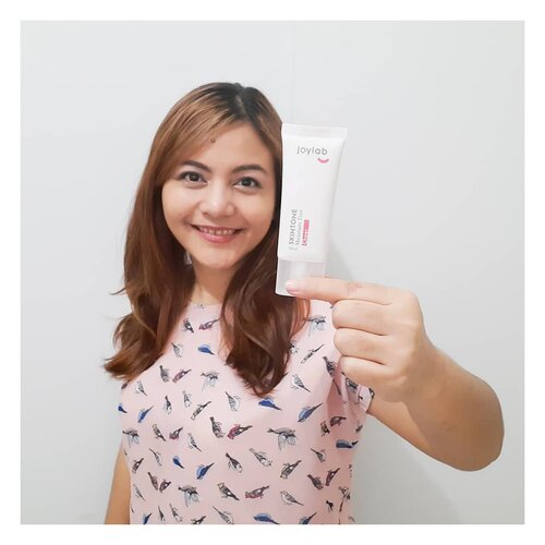 Jadi aku baru cobain tint moisturizer dari @joylabbeauty yang varian cheer, medium tan with yellow undertone. Dan aku seneng banget dengan hasilnya, sungguh! Awalnya aku agak ragu kalo ini cocok di aku karna pengalaman aku pake BB cream warnanya selalu terang padahal aku udah pilih warna beige atau warna ke 3 dari yang paling terang loh, dan aku juga kurang suka pake BB cream maupun bedak karna pada akhirnya kulit wajahku akan jadi berminyak.Kenapa seneng banget? Karna: 🌻 warnanya cocok banget di aku, sesuai dengan yg aku mau, yaitu lebih gelap dari tone wajah aku yang pucet! Serius aku seneng banget akhirnya nemu yang aku mau 🥳🌻 teksturnya ringan, gak seperti BB cream yang aku pake.🌻 Gak berminyak, sungguh!Saking ngerasa pas banget dengan hasil tint moisturizer ini, aku sampe gak tambahin bedak lagi, padahal niatnya dandan loh yang pake bedak & blush on gitu buat foto ini, jadi cuma pake tint moisturizer hasilnya udah bagus, seperti yang aku mau 🧡🧡🧡Aku akan bahas lebih lanjut tentang @joylabbeauty tint moisturizer ini di postingan berikutnya yah, cekidot 😚#DreamXjoylab #Skintone #joyinasnap #joysparksbeauty #joylabbeauty