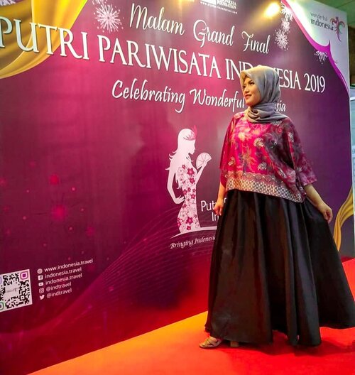 Never stop dreaming, never stop trying, never stop believin. One day, I will be a part of Indonesia Ministry Tourism (aamiin seng banter yaa allah)-I'm attending Grand Final Pemilihan Puteri Pariwisata Indonesia 2019 "Celebrating Wonderful Indonesia"-FYI 10 besar Puteri Pariwisata Indonesia 2019 adalah :1. Provinisi DKI Jakarta 12. Provinsi Nusa Tenggara Timur3. Provinsi Aceh4. Provinsi Riau5. Provinsi Banten6. Provinsi Jawa Timur7. Provinsi Jambi8. Provinsi DKI Jakarta 49. Provinsi Bangka Belitung10. Provinsi MalukuAku?? Jadi puteri di hatimu aja deh 😍😍😍-Batik Luire by @radensirait.officialstoreHijab by @thezelonicaRok cinderella beli di Blok M 😎#cyntiayoga #travelblogger #beautyblogger #lifestyleblogger #fashionblogger #blogger #hijab #hijabtravel #hijabers #modelhijab #travelenthusiast #traveling #traveladdict #backpacker #wanderlust #lovetravel #explore #influencer #clozetteid #ootd #hotd #ootdhijaber #pageantlovers