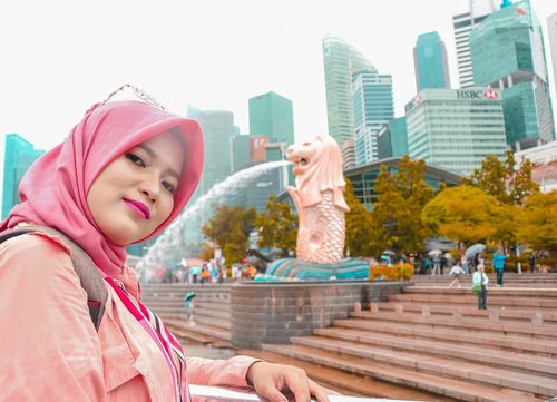 If Dubai is the paradise of the world, Singapore is the paradise of Southeast Asia, where you can find all the luxuries of Southeast Asia-Happy independence day Singapore 😍 hope to see you very soon again 🤞-#cyntiayoga #travelblogger #beautyblogger #lifestyleblogger #fashionblogger #blogger #hijab #hijabtravel #hijabers #modelhijab #hijabfashion #travelenthusiast #traveling #traveladdict #backpacker #wanderlust #lovetravel #explore #influencer #clozetteid #singapore #exploresingapore #visitsingapore #merlion #marinabaysand #gardenbythebay #createmoment #bikinjadinyata