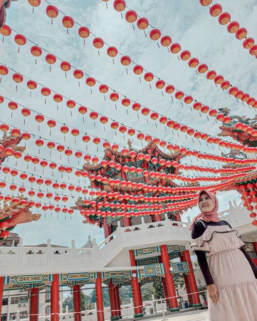 We always see the world from personal perception. The real world is not the same as what you perceive Your mind can fool you or empower you. Careful with perception because every day you are surrounded with perception-Have a great weekend sistur brader📍Thean Hou Temple#cyntiayoga #travelblogger #beautyblogger #lifestyleblogger #blogger #hijabtravel #hijabers #travel #travelenthusiast #traveling #traveladdict #backpacker #wanderlust #explore #lovetravel #googlelocalguide #bikinjadinyata #theanhoutemple #kualalumpur #malaysia #influencer #modelhijab #clozetteid #instatravel #wonderful_places #travelgram #exploremore #bestvacations #travelogue