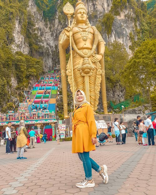 Learn to enjoy every minute of your life. Think how really precious the time you have to spend, either for work, for family, for bussiness, for relationship, and for yourself. Every minute should be enjoy and savor. Be happy now 😊😊😊-Dont forget to bring umbrella or wear your hat. Its really hawt there📍 batu caves, kuala lumpur, malaysia#tantejulit #tantejulittravel #travelblogger #beautyblogger #lifestyleblogger #fashionblogger #blogger #hijab #hijabtravel #hijabers #travel #outfit #travelenthusiast #traveling #traveladdict #backpacker #wanderlust #explore #lovetravel #googlelocalguide #bikinjadinyata #batucaves #malaysia #kualalumpur #influencer #modelhijab #clozetteid #hijabfashion #style #beauty