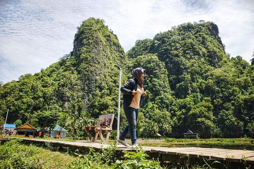 [Indonesia 73th] Bukit karst terbesar kedua di dunia itu terletak di Sulawesi Selatan bernama Rammang Rammang -
Perjalanan ke Rammang2 butuh waktu kurleb 1 jam dari Makassar. Htm 1 kapal isi 1-4 orang harganya 200rb (kalo buat tante mah gratissss soalnya tinggal kedip doang 😉)
-
#tantejulit #travel #blogger #travelblogger #bucketlist #trip #travelgram #wanderlust #wanderer #explore #traveling #lovetravel #clozetteid #backpacker #hijabtraveler #exploresulawesiselatan #makassar #rammangrammang #visitindonesia #wonderfulindonesia