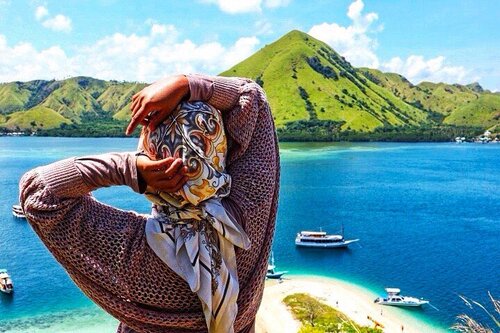 What happen in bajo, stay in bajo. Let it be my story, and our memories
.
.
#tantejulit #travel #blogger #travelblogger #labuanbajo #bucketlist #trip #beach #nature #travelgram #wanderlust #wanderer #explore #sailingkomodo #flores #traveling #lovetravel #pulaukelor #kelorisland #wonderfulplaces #wonderfulindonesia #clozetteid