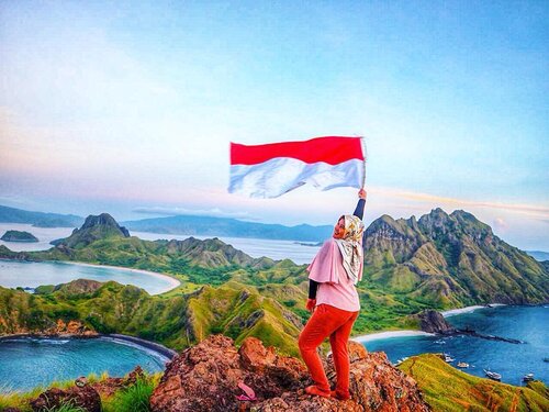 [Indonesia 73th] Indonesia itu Bhinneka Tunggal Ika. Indonesia itu Pancasila. Indonesia itu Tanah Air Kita. Indonesia Merdeka!
🇲🇨🇲🇨🇲🇨
📷 @z555mtq 
#tantejulit #travel #blogger #travelblogger #bucketlist #trip #travelgram #wanderlust #wanderer #explore #traveling #lovetravel #clozetteid #backpacker #hijabtraveler #exploreindonesia #padar #pulaupadar #padarisland #exploreflores #flores #labuanbajo #merdeka