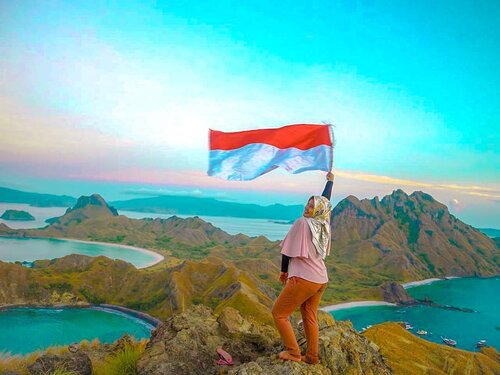 Sejauh apapun kaki ini melangkah, tetap saja aku akan kembali ke rumah, Indonesia-To the most beautiful country in the world, Happy Independence Day! MERDEKA 🇲🇨🇲🇨🇲🇨-📍in the most beautiful island ~ padar island, labuan bajo. Taken at March 2018#cyntiayoga #travelblogger #beautyblogger #lifestyleblogger #fashionblogger #blogger #hijab #hijabtravel #hijabers #modelhijab #travelenthusiast #traveling #traveladdict #backpacker #wanderlust #lovetravel #explore #influencer #clozetteid #indonesia #hutri74 #indonesia74 #labuanbajo #padarisland #pulaupadar #discoverearth #mytravelgram #bestvacation #welivetoexplore #backpacking