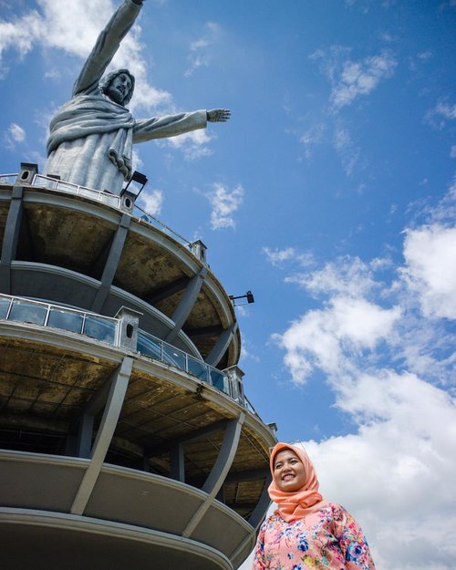 [Indonesia 73th] Karena Indonesia itu Bhinneka Tunggal Ika
-
The new highest jesus christ statue in the world is in Toraja, South Sulawesi
#tantejulit #travel #blogger #travelblogger #bucketlist #trip #travelgram #wanderlust #wanderer #explore #traveling #lovetravel #clozetteid #backpacker #hijabtraveler #exploresulawesiselatan #makassar #rammangrammang #visitindonesia #wonderfulindonesia #toraja #tanatoraja