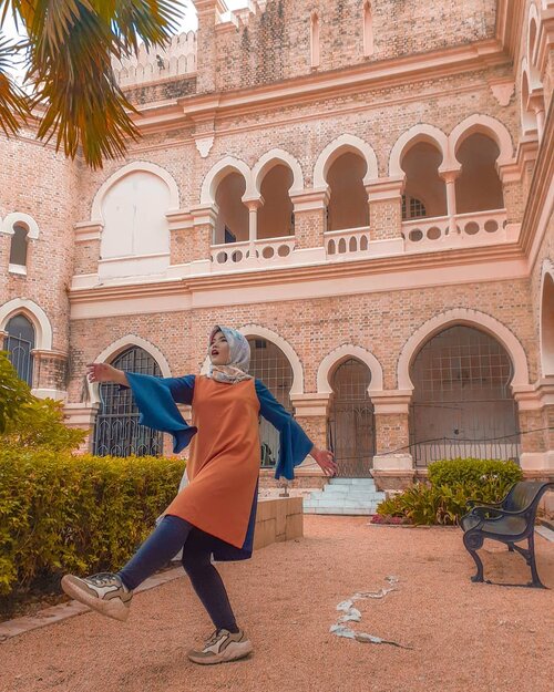 My life is full of drama and I dont have time to worry about something as petty as what i look like. Life becomes so much better when I decided not to care. I was a drama queen-📍 dataran merdeka - kuala lumpurIni beneran asli tempatnya keren banget berasa kek lagi di India gitu. Apa jangan2 pertanda akhir taun ini ke India? Aamiin yang kenceng #tantejulit #tantejulittravel #travelblogger #beautyblogger #lifestyleblogger #fashionblogger #blogger #hijab #hijabtravel #hijabers #travel #travelenthusiast #traveling #traveladdict #backpacker #wanderlust #explore #lovetravel #googlelocalguide #bikinjadinyata #dataranmerdeka #kualalumpur #malaysia #influencer #modelhijab #clozetteid