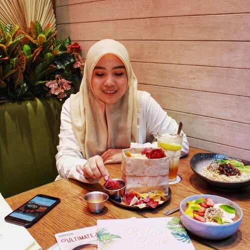 Udah ada rencana nanti malem mau kemana?Beberapa waktu yang lalu aku nongki2 cantik di @pishposhid @kotakasablanka . Ini tuh cafe berkonsep healthy clean eating dimana makanan yang disajikan dihitung kalorinya. Pish n posh ini salah satu resto dari @bogagroup_id yang sudah ada di 2 tempat Kota Kasablanka dan De Entrance Arcadia TB Simatupang.Nahh aku pesan Bakmi Truffle, smoothie bowl KoKo Nut, Never Stop dan Chamomile Orange. ⭐️Truffle DazzleIni adalah mie dengan tumisan daging dan jamur, nahh rasanya menurut aku untuk mie nya memang cenderung tawar, tetapi ketika sudah di mix dengan tumisan daging dan tumisan jamur rasanya jadi balace karena untuk tumisan daging dan jamurnya sangat terasa berbumbu, asin dan lada hitamnya terasa. Btw aku yang kurang suka jamur pas nyobain tumisan jamurnya jadi suka, karena biasanya kalau aku beli tumisan jamur rasanya tidak meresap, tapi pas aku coba ini bumbunya meresap sempurna tetapi tidak membuat jamurnya terlalu matang.Oia buat yang suka pedas, ada juice cabainya (zuzur tadinya aku kirain cream cheese, cobainnya pake sendok dan ternyata itu jus cabe alias sambal 😭) ⭐️Koko NutSmoothie Bowl ini rasa banana chocolate nah untuk coklatnya tidak terlalu manis kalau dirasa2in lagi dia kayaknya pakai dark chocolate karena ada sedikit rasa pahit chocolate. Rasa pisangnya terasa kuat, buah2annya juga segar. ⭐️Chamomile OrangeChamomile tea dengan irisan orange, rasanya lebih dominan chamomilenya orangenya cuma terasa samar2 aja 😅😅 ⭐️Never StopKalo ini tuh cemilan, isinya keripik ubi ungu, ubi kuning dan singkong. Dan ada sausnya buat dicocol, nahh ini tuh chilli Jam jadi campuran dari paprika, cabai merah dan cabai rawit. ⭐️Honey LemonIni tuh lemon squash tapi manis karena ada madunya. Oh iyaa ada leci nya juga dan tentunya irisan lemon.Thank u for having me @pishposhid @bogagroup_id @mavenfulindonesia#clozetteid #QravedForPishAndPosh#PishAndPosh#Qraved#Lifeistasty#BogaGroup#ditraktirbogagroup