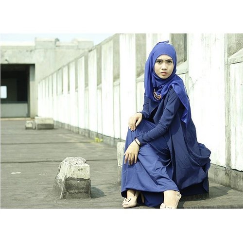 INTO THE BLUE #clozetteid #ootd #cotw #hijabchallenge #navy #blue #hijabcontest Photographer by: @trionoputra_