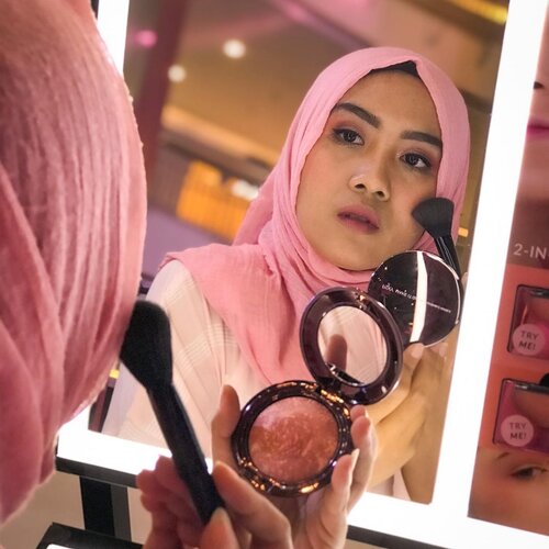 Haiii gaaiissss aku lagi ada di MKG ada eventnya @pixycosmetics dan nyobain Marble Blush terbarunya pixy. Fix sih ini bakalan jadi blush on favorite berikutnya. Selain itu tadi aku juga cobain lip crayonnya favorite aku yg no 7. Jadi Adorable Marble Blush dan Lip Crayonttention ini adalah 1 seri dengan Pixy Cushion matte it glow.Btw kalo weekend nggak kemana2, boleh dateng ke booth nya pixy, bisa belanja karena banyak diskon. Kalau kalian mau kesini hari ini bakalan ketemu sama @abellyc ❤️ #pixystealthespotlight #readystyleglow#clozetteid