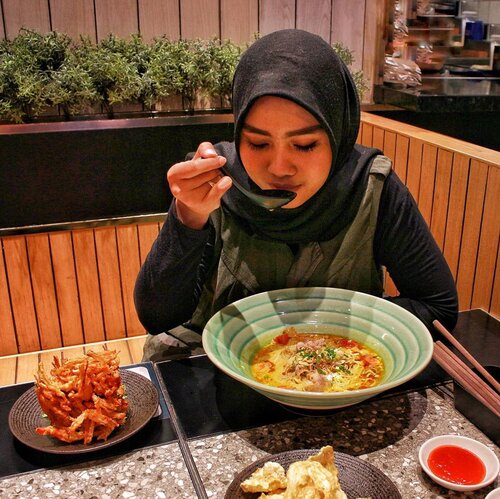 Besok weekend, udah pada gajian belum?Bingung mau jajan apa?Cobain @nudlesid aja... Minggu lalu aku mampir ke Nudles Senayan City dan aku pesen ⭐️ Batavian NoodleIni tuh mie tapi kuahnya kuah soto betawi, santennya kental dan rasanya gurih tapi memang agak pedas. Buat orang yang ga suka pedas sama sekali sih mungkin merasa pedes banget.Pokoknya rasanya kaya soto betawi dikasih sambel 1 sendok deh. Ini jadi favorite aku sih. ⭐️ Veggie TowerKalau ini tuh bisa dibilang bala-bala 😅 tapi ini tuh wortel, ubi, bawang bombay, paprika digoreng gitu. Aku pernah coba veggie tower lain nah biasanya tuh berminyak banget tapi ternyata di Nudles ga terlalu berminyak. Gurihnya pas, kering tapi ga terlalu kering sampe garing banget gitu jadi masih ada rasa sayurnya. ⭐️ Fairy’s BallsUntuk minumannya aku cobain Fairy’s Balls, ini tuh syrup gula aren gitu ada leci dan biji selasihnya. Buat yang ga suka manis pasti merasa aneh, tapi menurutku ini rasanya indonesia banget.Btw itu ada makanan lain, karena aku kesana bareng sama @maroonfreeday nanti mungkin doi mau share juga makanan yang dia pesan. HihihiPokoknya buat kamu pecinta mie, wajib banget cobain Nudles.#DitraktirBogaGroup#QravedForNudles#Nudles#Qraved#Lifeistasty#bogagroup #clozetteid