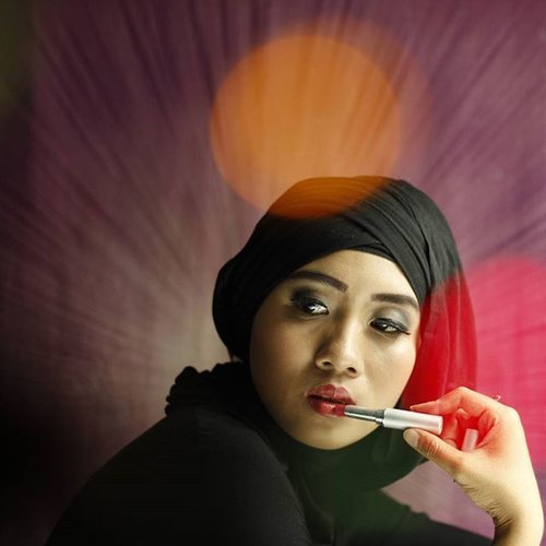 tunjukan dirimu dengan lipstick merah dibibirmu... 💋💋💋💋😳😳😳 #clozetteid #godiscover #thetouchofred #hijabchallenge #instagood #instadaily #photoshoot #instalike #ciphophotography fg :, @trionoputra_