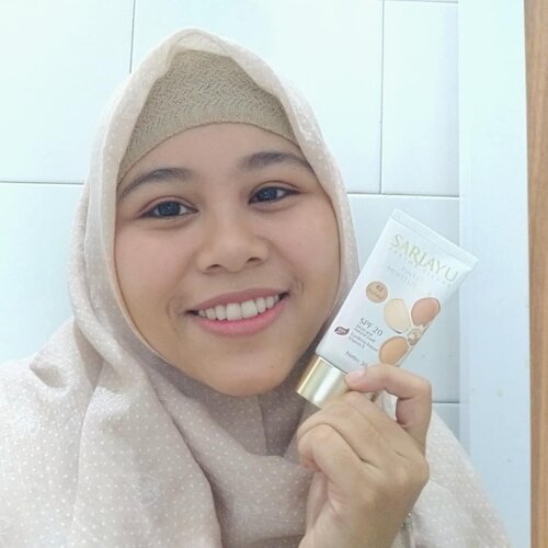 Hallo semuanya, untuk pertama kali nyobain make up @sariayu_mt Setelah mencoba ternyata bagus dan cocok-cocok aja di kulit. So, buat kalian yang mau lihat video reviewnya geser ke samping ya 👌Nah, sekedar info dan saya pun juga baru tahu ternyata brand-brand @marthatilaarmakassar ini sudah dapat sertifikasi Beauty Cleaning. Artinya perusahaan ini tidak menggunakan bahan-bahan kimia yang berbahaya bagi kulit dan lingkungan. So, kalian tidak perlu khawatir karena bahan-bahannya memang dari dulu selalu pake bahan-bahan alami dan produknya halal.Satu lagi yang kelupaan adalah kalau produk #sariayu_mt tidak bikin kantong bolong alias murah tapi tak murahan. Harganya:Tinted Moisturizernya Rp. 58.000,-Sariayu Two Way Cake Rp. 48.000,-Sariayu Lip Matte Rp. 68.000,- Anyway, foto pertama itu hasil make up pake sariayu tapi mungkin ngga terlalu keliatan ya, soalnya make upnya natural hehehhe#marthatilaarmakassar #sariayumt#beauty#selfie#makeup#skincare #ClozetteID