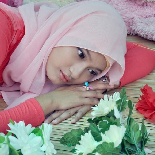 "When the fact, not same with our dream. Life must go on" 
happy monday ♥♡ #moslem #hijab #hijabfashion #hijabstreet #hijaber #simple hijab #pinkhijab #hijabstyle #hijabcandy #instagram #instaaddict #instalike #instahub #instago #instagood #instafollow #instapict #instaphoto #photograph #photoshot #clozetteid