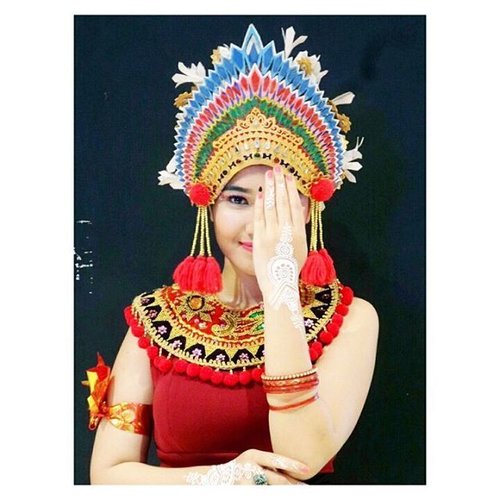 One eye sees. The other feels.
.
.
.
.
Headpiece : @sanggar_dwipayana
Costume Designer : @sylph_crew @chan_fx
Whine Henna Art : @nietasameerali
Nail : @pixycosmetics in Pixy Enamel P-01
Bracelet & Ring : @naughty.id
Makeup : @bellaauliay
Photo : @yeffirahmawati
.
.
.
.
#indonesiamenari2016
#indonesiakaya
#grandindonesia
#balinese
#flasmobdance
#cintabudayacintaindonesia
#clozetteid