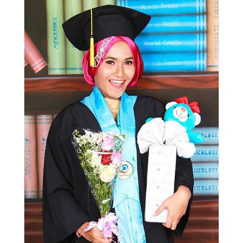 Bey S. Ft 🎓💐🐻#graduation #esaunggul #ueu #fisioterapi #ft2011 #hijabootdindo #hijabersreview #clozetteid