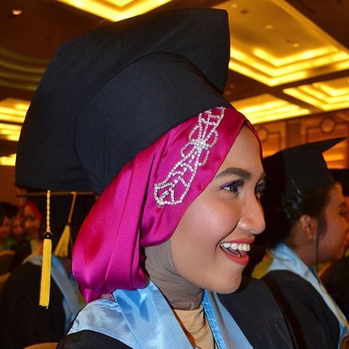 Be confident. Too many days are wasted comparing ourselves to others and wishing to be something we aren't. Everybody has their own strengths and weaknesses. And it's only when you accept everything you are - and aren't - that you will truly succeed...Scarf by @callandahijabMUA by @markutitut..#clozetteid #graduation #physiotherapy #esaungguluniversity