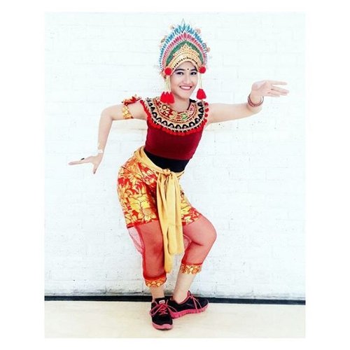 Dance is a poem of which each movement is a word.
.
.
.
.
Headpiece : @sanggar_dwipayana
Costume Designer : @sylph_crew @chan_fx
Whine Henna Art : @nietasameerali
Nail : @pixycosmetics in Pixy Enamel P-01
Bracelet & Ring : @naughty.id
Makeup : @bellaauliay
Photo : @yeffirahmawati
.
.
.
.
#indonesiamenari2016
#indonesiakaya
#grandindonesia
#balinese
#flasmobdance
#cintabudayacintaindonesia
#clozetteid
