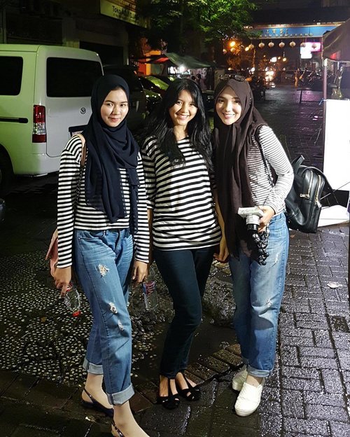 GGS ~ Garis-Garis Syantik 🐺 •• 3 Napi kembar lagi liburan di Semarang 🙊🙊🙉🙈 •• Siapa yg suka pake baju garis-garis jugaa??? 🙋🏻🖤 ....#OOTDayuindriati #ootd #hotd #sister #sisters #cousin #family #girl #clozetteid #hijab #fashion #hijabfashion #stripes #bw #black #exploresemarang #semawis
