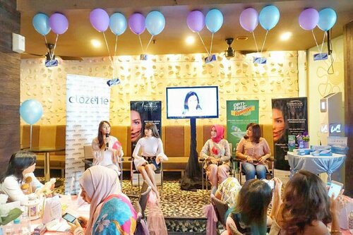 Suasana talkshow bareng Freshlook Indonesia & Clozette Indonesia di Jakarta kemarin 🎈✨ Kebetulan berdasarkan pengalaman aku pribadi, baru-baru ini aku memang lagi menggalakkan tips mata & softlens sehat di sosial media yang aku punya & bener-bener seneng banget ada brand softlens yang ternyata sangat aware tentang hal itu juga dan bisa membantu aku dalam mensosialisasikan kepada temen-temen semua terlebih yang sering banget pakai softlens / pekerjaannya seperti aku yg diharuskan memakai softlens seharian, kalau betapa pentingnya kesehatan mata kita. 😍 Setelah dapat tips & ilmu banyak banget dari acara kemarin insyaAllah temen-temen semua yg hadir termasuk aku bisa tetap pakai softlens untuk fashion / beauty / keseharian tapi tidak melupakan kalau kesehatan mata jauh lebih penting sehingga kita harus pintar dalam memilih softlens+cairannya dari kualitas yg terbaik 👍🏻 •• Thanks for having me di acara roadshow Freshlook Indonesia & Clozette Indonesia terakhir di Jakarta 💃🏻 See you on the next event! 🙆🏻💜 .
.
.
.
#FreshSelfieLookJkt #ClozetteID #FreshlookID #ayuindriati